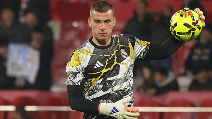 Легендарный клуб лидирует в гонке за игрока сборной Украины