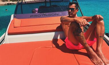 ФОТО. Скандальний екс-форвард Шахтаря не втратив шансу на фото із легендою