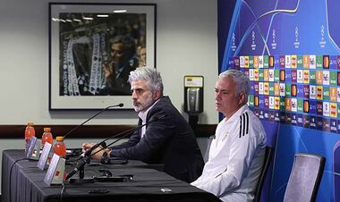 ФОТО. Особенный. Картину Моуриньо c АПЛ заметили на Стемфорд Бридж