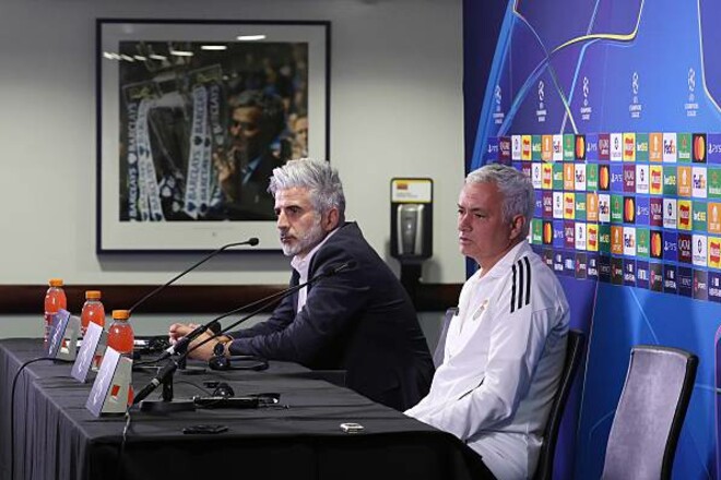 ФОТО. Особенный. Картину Моуриньо c АПЛ заметили на Стемфорд Бридж