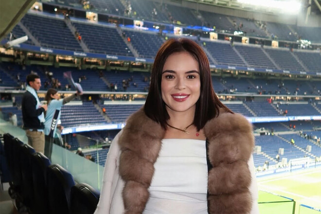 ФОТО. Жена Лунина поразила образом на Сантьяго Бернабеу