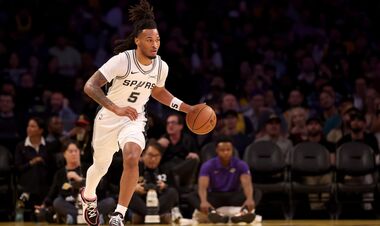 Леброн після поразки зробив особливий подарунок молодій зірці Сан-Антоніо