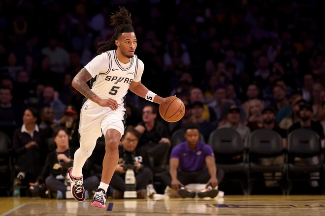 Леброн після поразки зробив особливий подарунок молодій зірці Сан-Антоніо