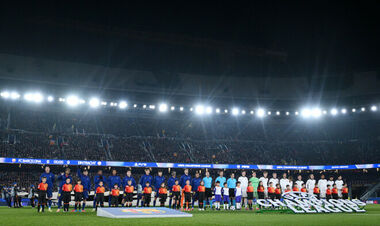 Фанаты Айнтрахта бросались стаканами с мочой на матче с Барселоной