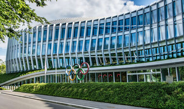 Позорное решение МОК: россияне и белорусы выступят под своей символикой