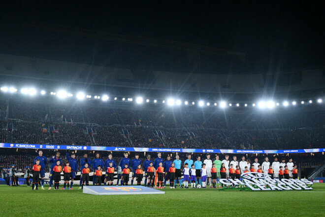 Фанати Айнтрахта кидалися склянками із сечею на матчі з Барселоною