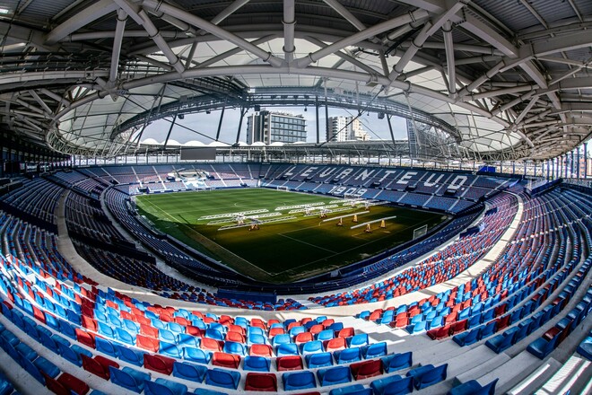 Було три країни. На проведенні матчу зі Швецією в Іспанії наполіг Ребров