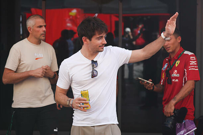 Босс Феррари: «Леклер только и делает, что жалуется»