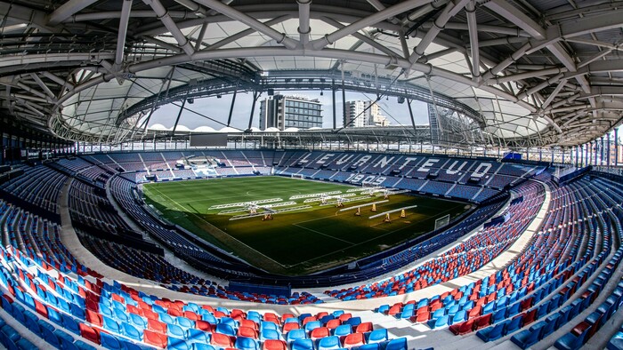 Было три страны. На проведении матча со Швецией в Испании настоял Ребров