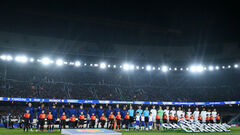 Фанаты Айнтрахта бросались стаканами с мочой на матче с Барселоной