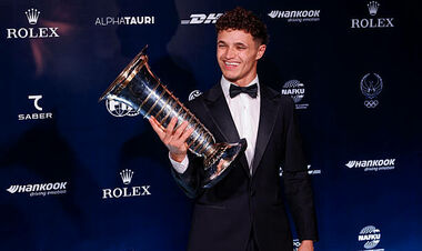 ВИДЕО. Новый чемпион Ф1 впервые получил свой трофей