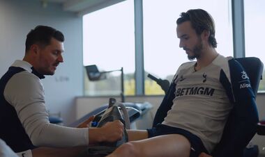 ВІДЕО. Хавбек Тоттенхем показав, як відновлюється після травми коліна