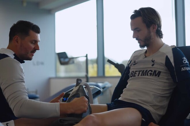 ВІДЕО. Хавбек Тоттенхема показав, як відновлюється після травми коліна