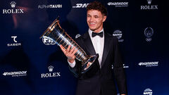 ВИДЕО. Новый чемпион Ф1 впервые получил свой трофей