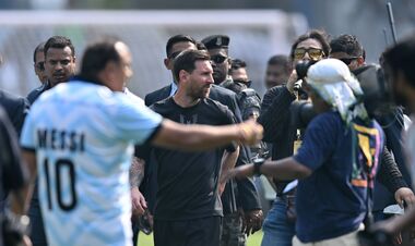 ФОТО. Зустрічали всім містом. Мессі приїхав до Індії