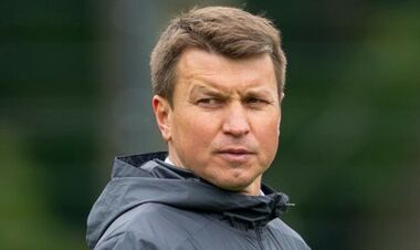 ФОТО. Как дисквалифицированный Ротань руководит Полесьем во время матча