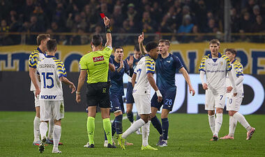 Лаціо грав вдев'ятьох, але зумів набрати три очки в Серії A