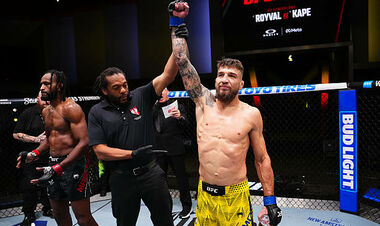 Амосов и анаконда. Украинец успешно дебютировал в UFC, задушив Магни!