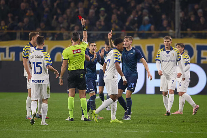 Лаціо грав вдев'ятьох, але зумів набрати три очки в Серії A