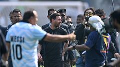 ФОТО. Зустрічали всім містом. Мессі приїхав до Індії