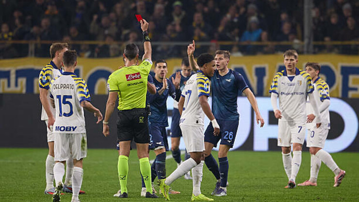 Лацио играл вдевятером, но сумел набрать три очка в Серии A