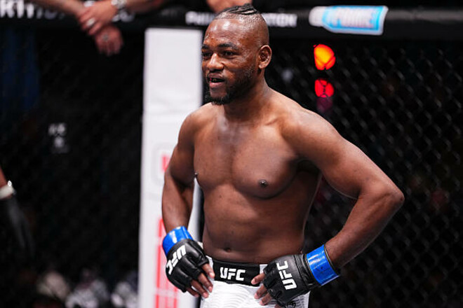 Манель Капе нокаутировал Ройвала в главном событии UFC в Лас-Вегасе