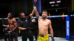 Амосов круто дебютировал в UFC. Теперь он официально боец промоушена