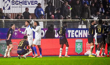 Драка и четыре удаления. Во Франции состоялся безумный матч с семью голами