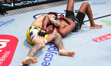 ВІДЕО. Больовий прийом анаконда. Як Амосов яскраво дебютував у UFC