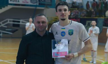 ФОТО. Игрок киевского клуба ХИТ получил награду лучшему игроку ноября