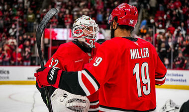 НХЛ. Игра вратаря Каролины, 6 шайб Миннесоты, победы Юты и Монреаля