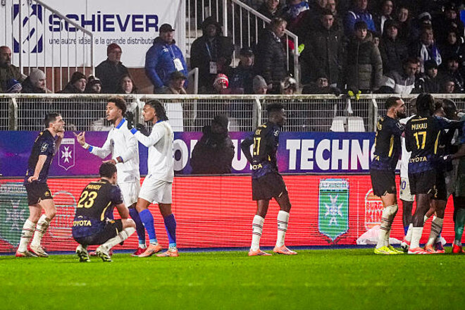 Драка и четыре удаления. Во Франции состоялся безумный матч с семью голами