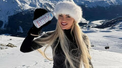 Снежная королева! Самая сексуальная футболистка впечатлила новыми фото