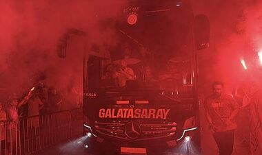 ВИДЕО. Не спал никто. Фаны Галатасарая устроили теплый прием Ливерпулю