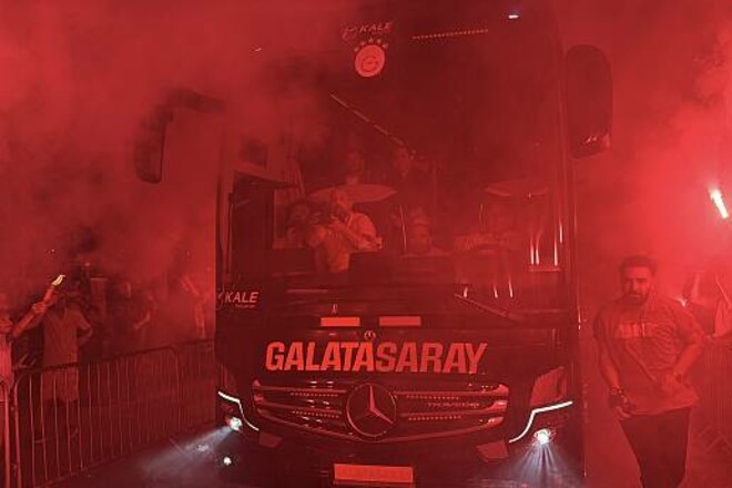 ВИДЕО. Не спал никто. Фаны Галатасарая устроили теплый прием Ливерпулю