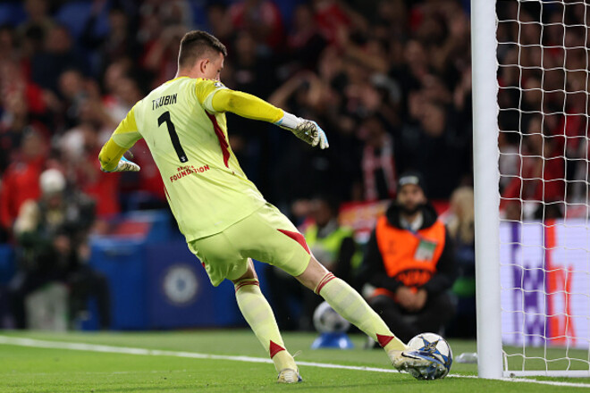 ВИДЕО. Трубин едва самостоятельно не отправил мяч в свои ворота в матче ЛЧ