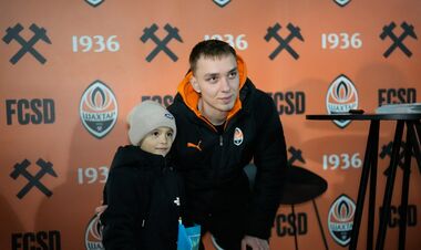 ФОТО. Хавбек Шахтаря провів автограф-сесію перед останнім матчем року