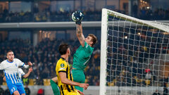 Украинский вратарь в матче ЛК едва не «съел арбитра живьем», обматерив его