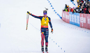 ВИДЕО. Норвежский биатлонист эффектным движением завершил победную гонку КМ