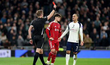 PHOTO. Liverpool in the majority. What did the referee remove the Tottenham player for?