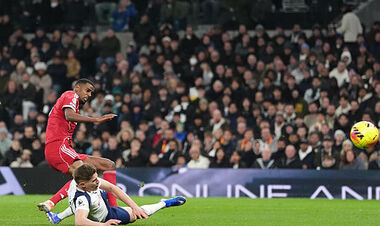 ВИДЕО. Гол и травма. Как Исак вывел Ливерпуль вперед в игре с Тоттенхэмом