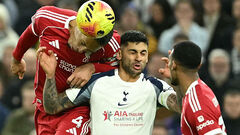 Гол Ісака, дві червоні, травми. Тоттенгем і Ліверпуль провели гарячий матч