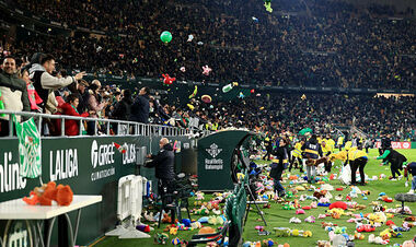 ФОТО. Болельщики Бетиса забросали поле тысячами мягких игрушек