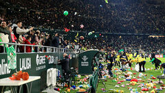 ФОТО. Болельщики Бетиса забросали поле тысячами мягких игрушек