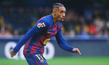 ВИДЕО. Рафинья посетил родной город в Бразилии и раздал людям подарки