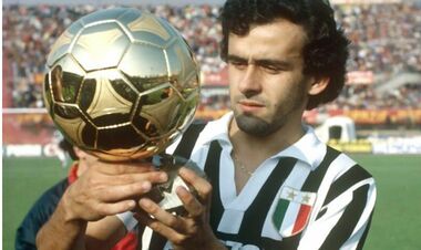 ФОТО. 40 лет назад Мишель Платини получил третий подряд Золотой мяч