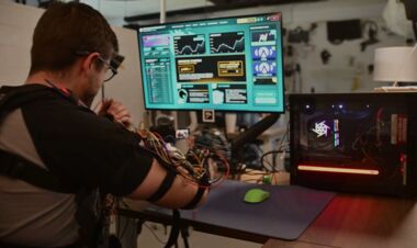 ВИДЕО. Ютубер создал экзоскелет для CS2 с сверхчеловеческой реакцией