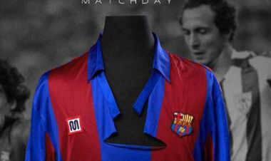 Порвану футболку Марадони з Барселони продали за рекордну суму