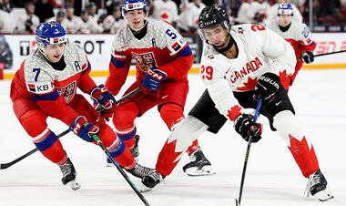 Молодіжний ЧС з хокею. Перемоги США і Фінляндії, 12 шайб Канади і Чехії