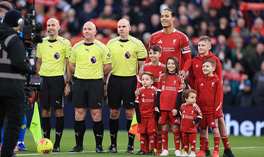 ФОТО. Дети погибшего Диогу Жоты вывели на поле футболистов Ливерпуля